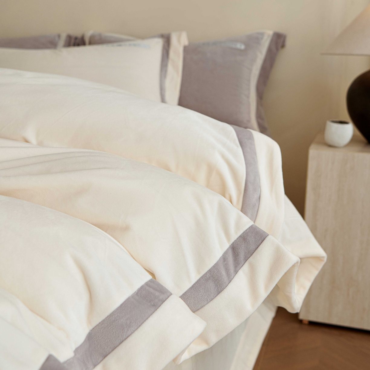 91家纺网 家纺一手货源 找家纺 榻尚家居 2025新款婴肤牛奶绒拼色工艺绣花四件套-米菲 米菲-米白