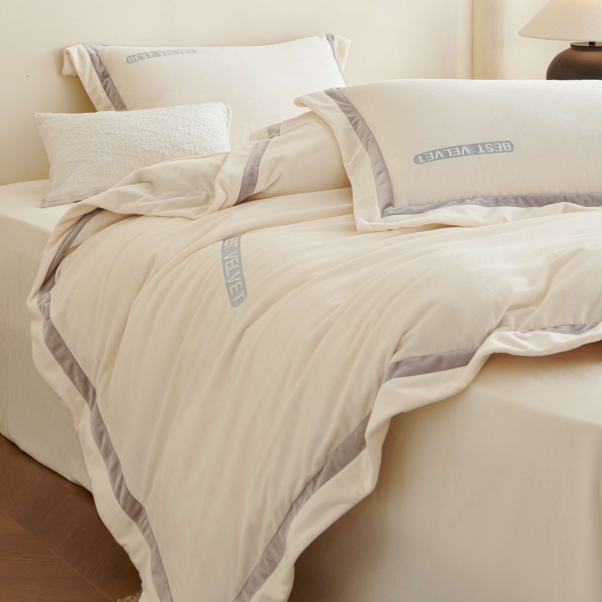 91家纺网 家纺一手货源 找家纺 榻尚家居 2025新款婴肤牛奶绒拼色工艺绣花四件套-米菲 米菲-米白