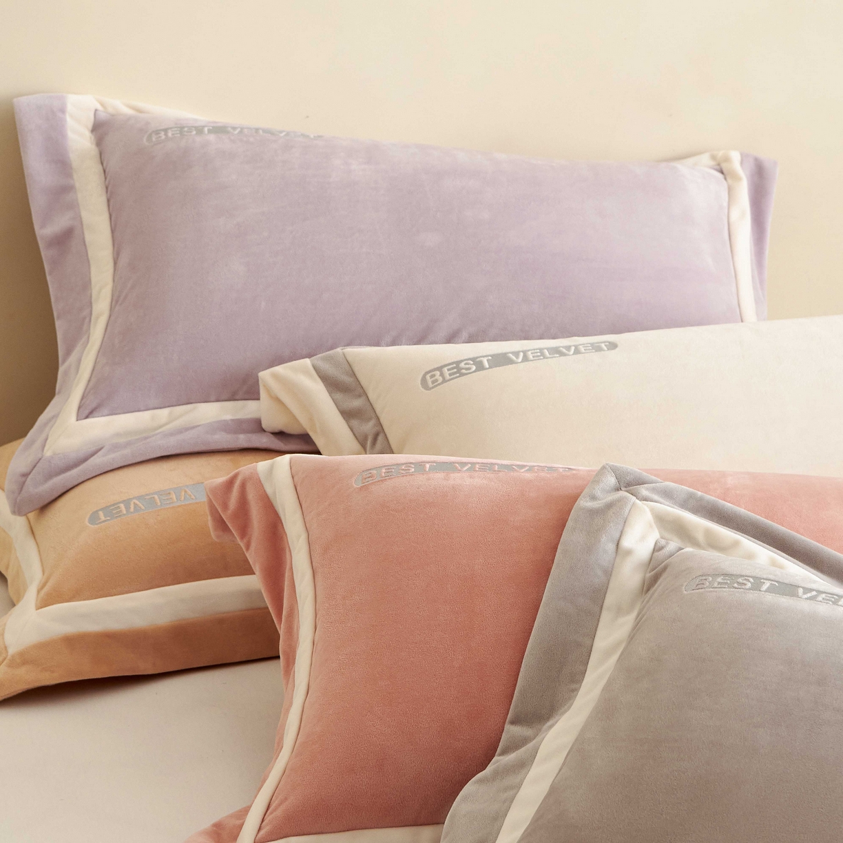 91家纺网 家纺一手货源 找家纺 榻尚家居 2025新款婴肤牛奶绒拼色工艺绣花四件套-米菲 米菲-米白