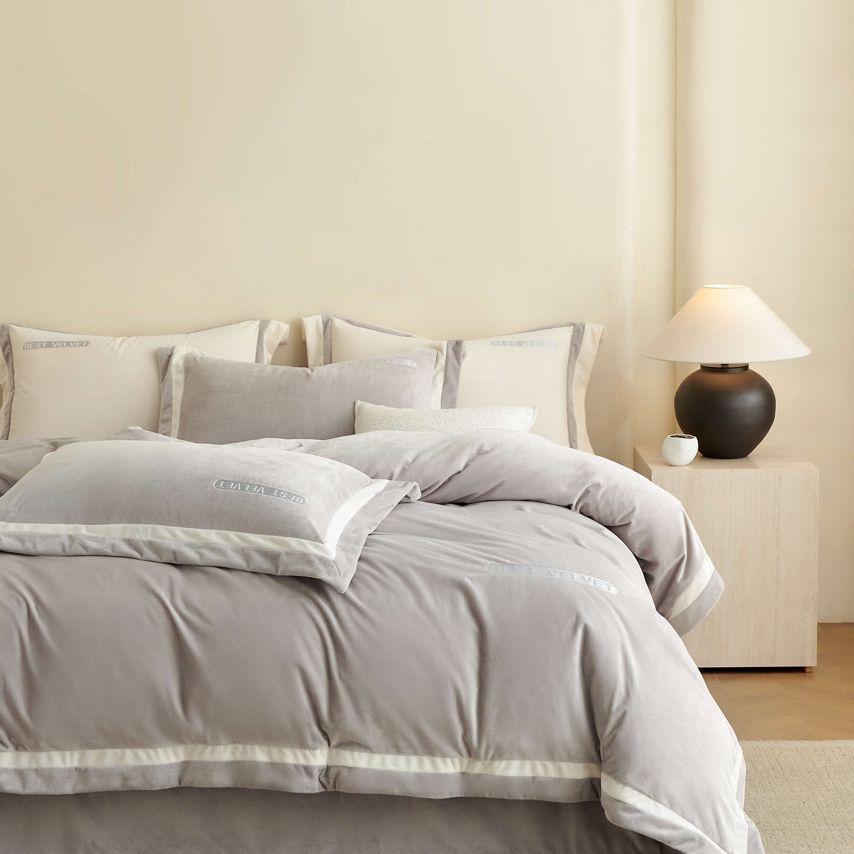 91家纺网 家纺一手货源 找家纺 榻尚家居 2025新款婴肤牛奶绒拼色工艺绣花四件套-米菲 米菲-典灰