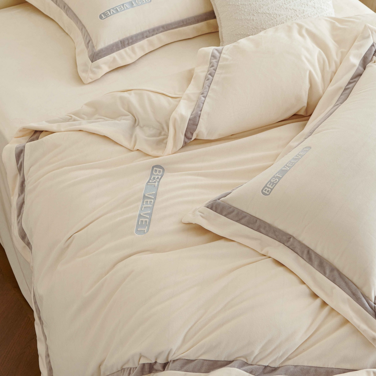 91家纺网 家纺一手货源 找家纺 榻尚家居 2025新款婴肤牛奶绒拼色工艺绣花四件套-米菲 米菲-米白