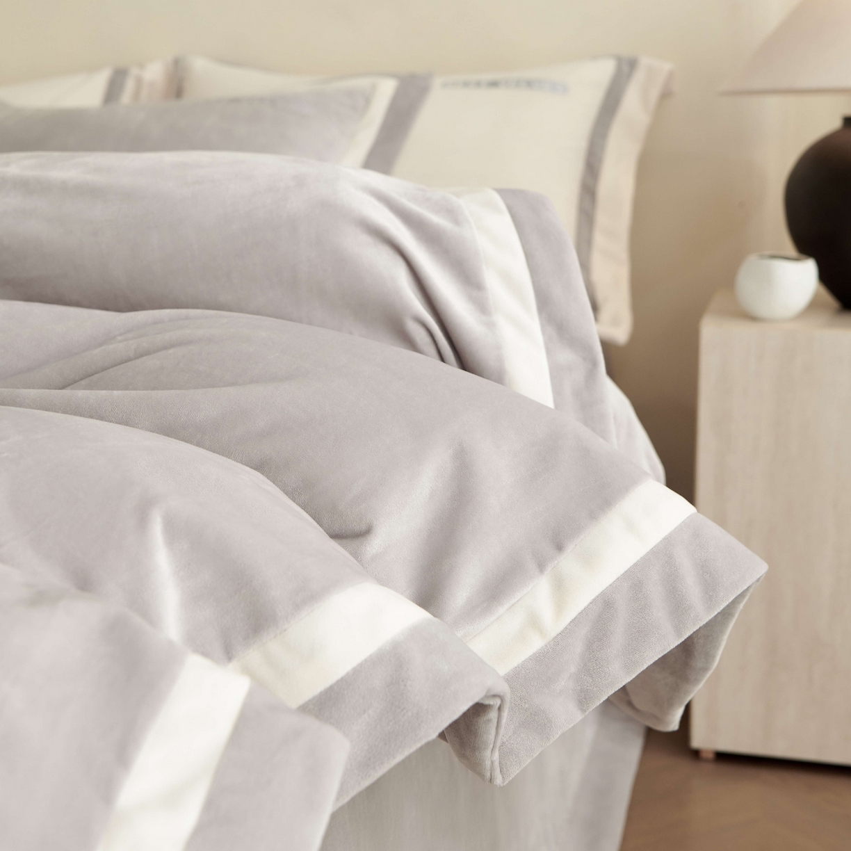 91家纺网 家纺一手货源 找家纺 榻尚家居 2025新款婴肤牛奶绒拼色工艺绣花四件套-米菲 米菲-典灰