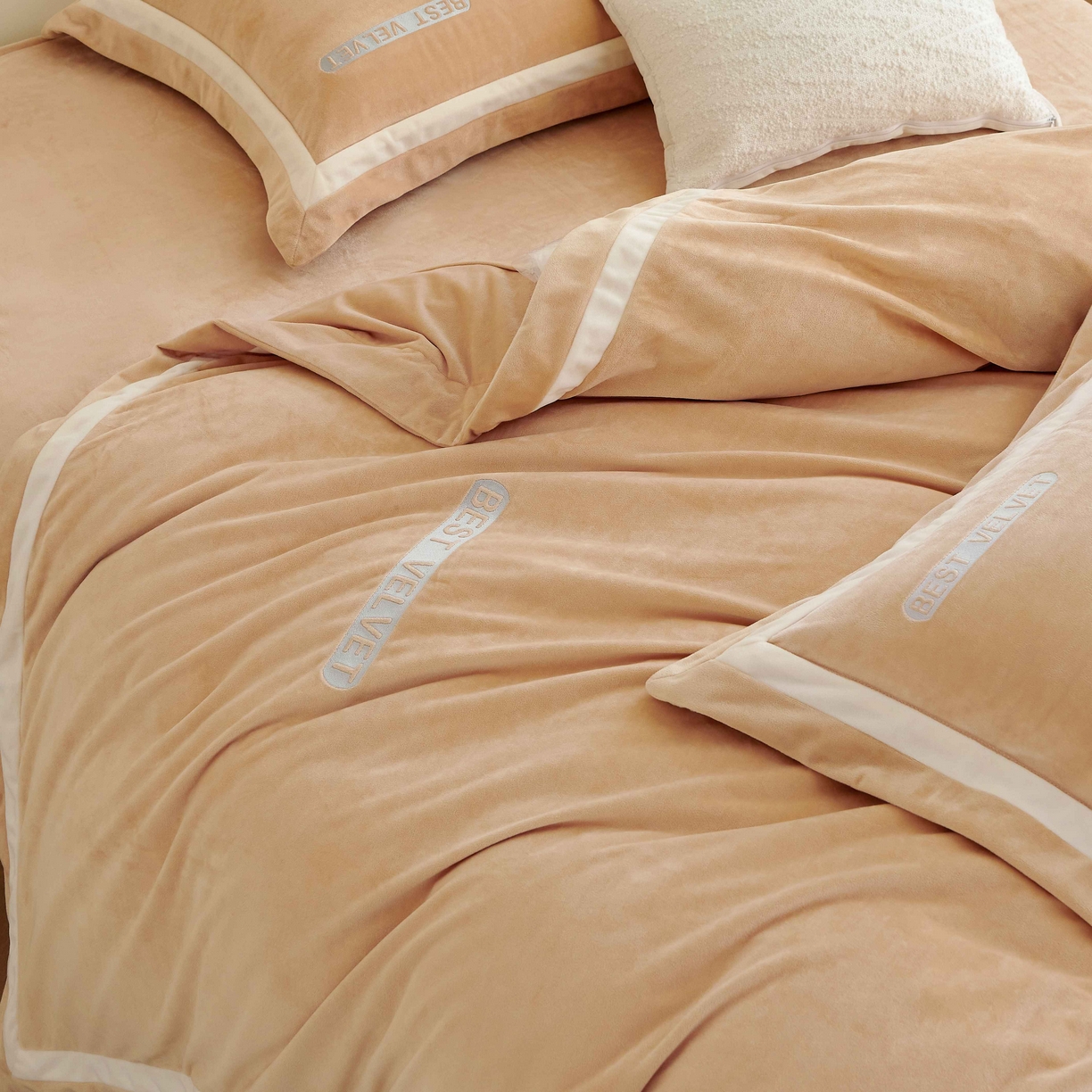 91家纺网 家纺一手货源 找家纺 榻尚家居 2025新款婴肤牛奶绒拼色工艺绣花四件套-米菲 米菲-暖驼