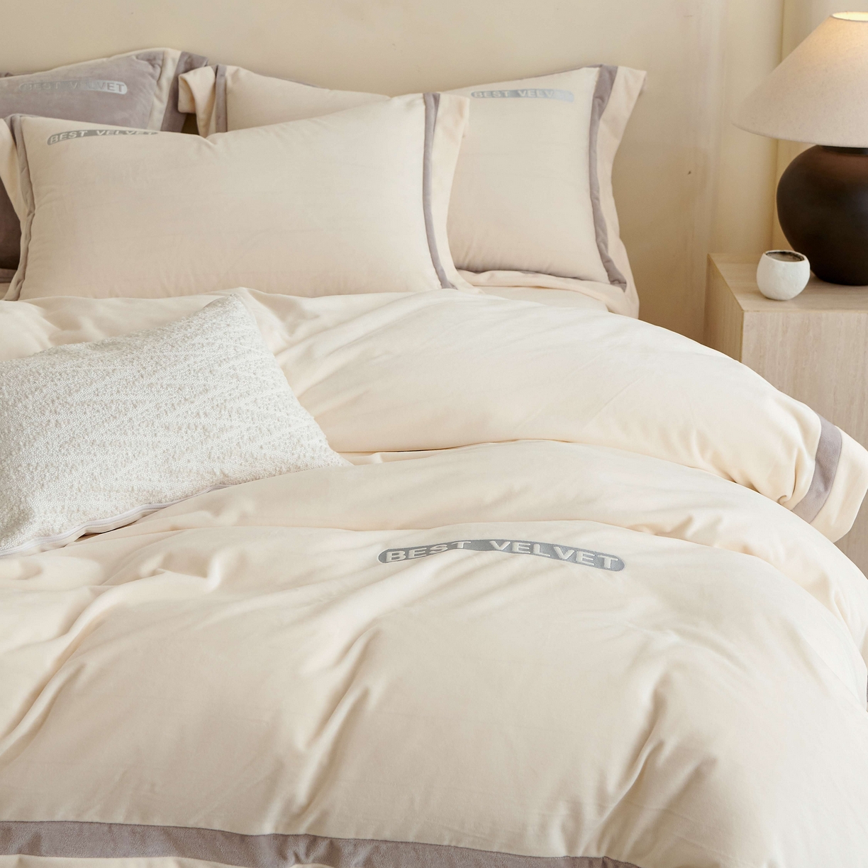 榻尚家居 2025新款婴肤牛奶绒拼色工艺绣花四件套-米菲 米菲-米白