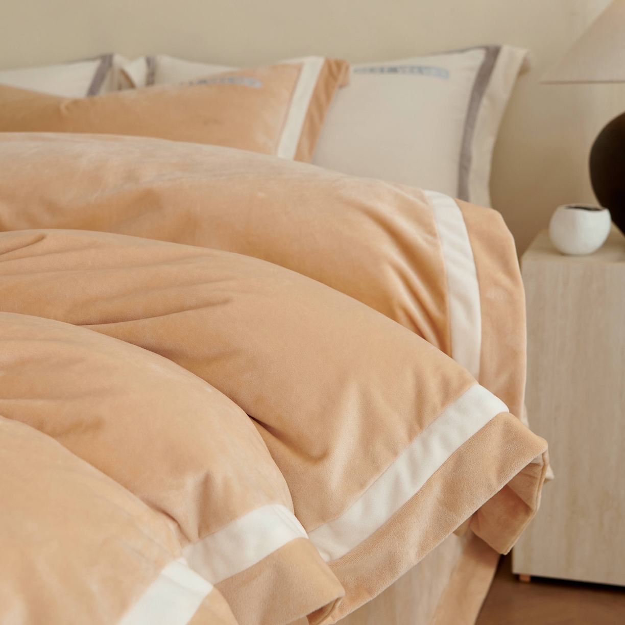 91家纺网 家纺一手货源 找家纺 榻尚家居 2025新款婴肤牛奶绒拼色工艺绣花四件套-米菲 米菲-暖驼