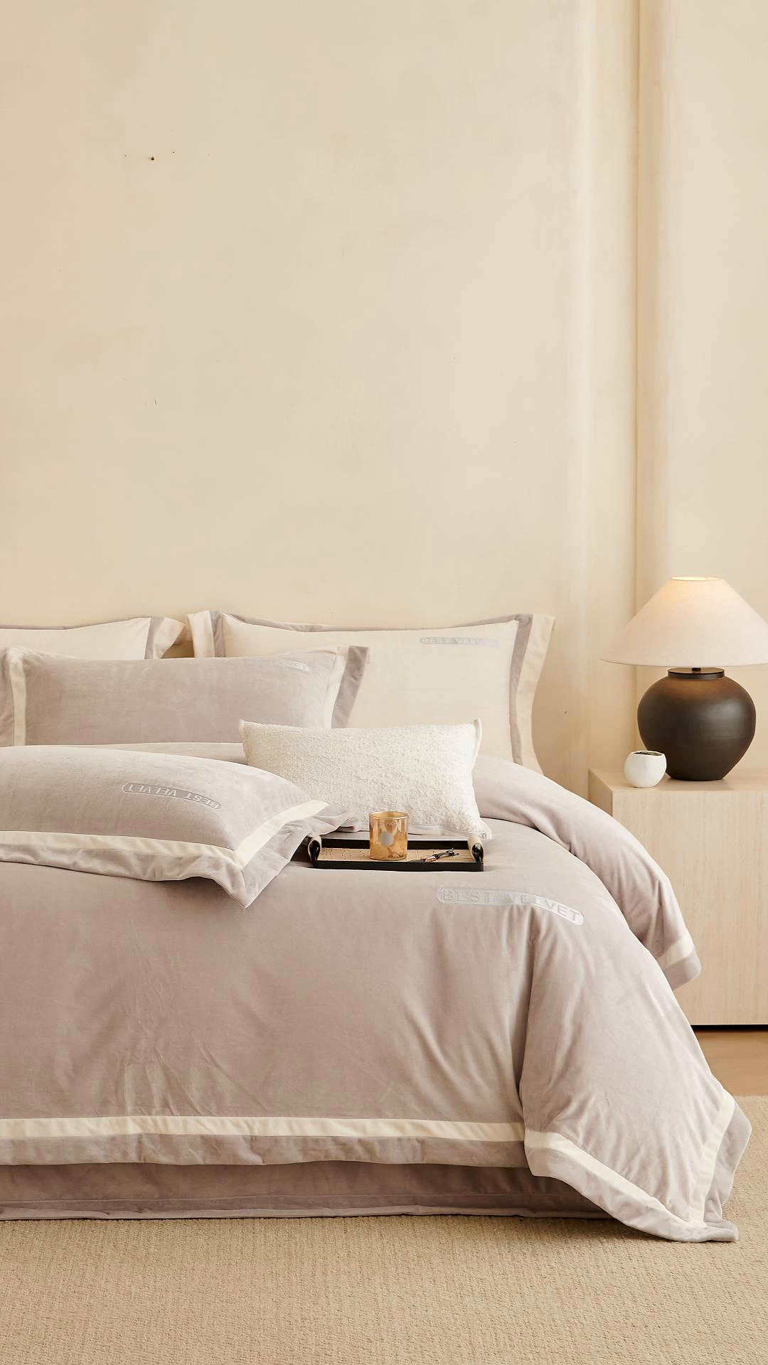 91家纺网 家纺一手货源 找家纺 榻尚家居 2025新款婴肤牛奶绒拼色工艺绣花四件套-米菲 米菲-典灰