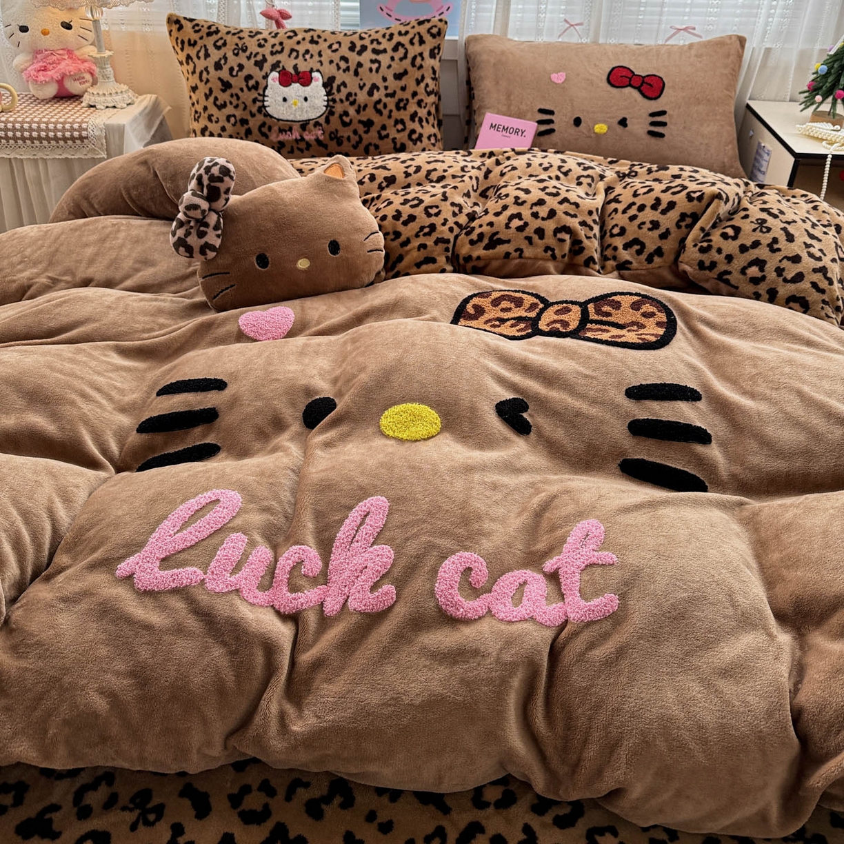 91家纺网 家纺一手货源 找家纺 （总）徕米家居 2025新款卡通毛巾绣绣花牛奶绒四件套-豹纹猫咪系列