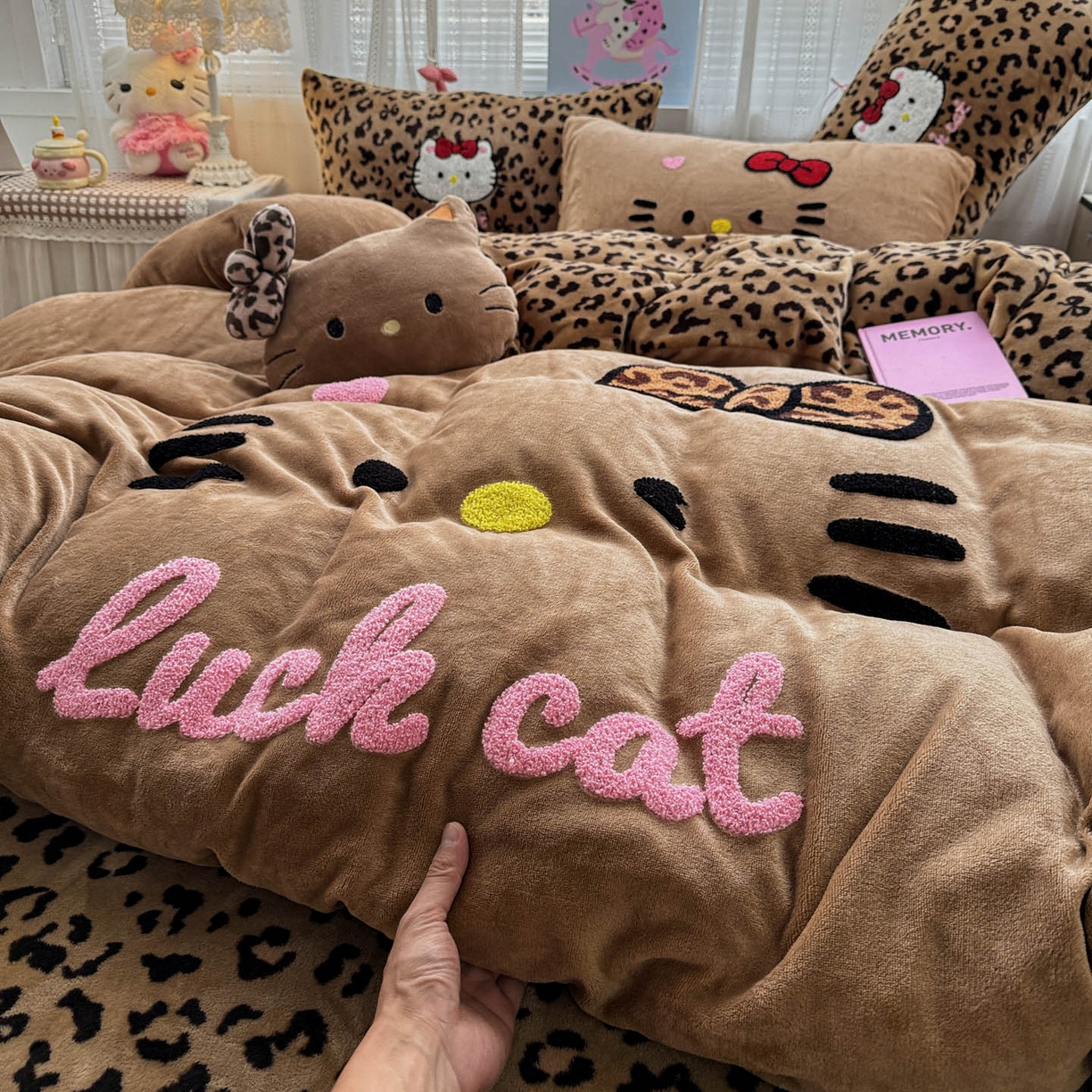 91家纺网 家纺一手货源 找家纺 （总）徕米家居 2025新款卡通毛巾绣绣花牛奶绒四件套-豹纹猫咪系列