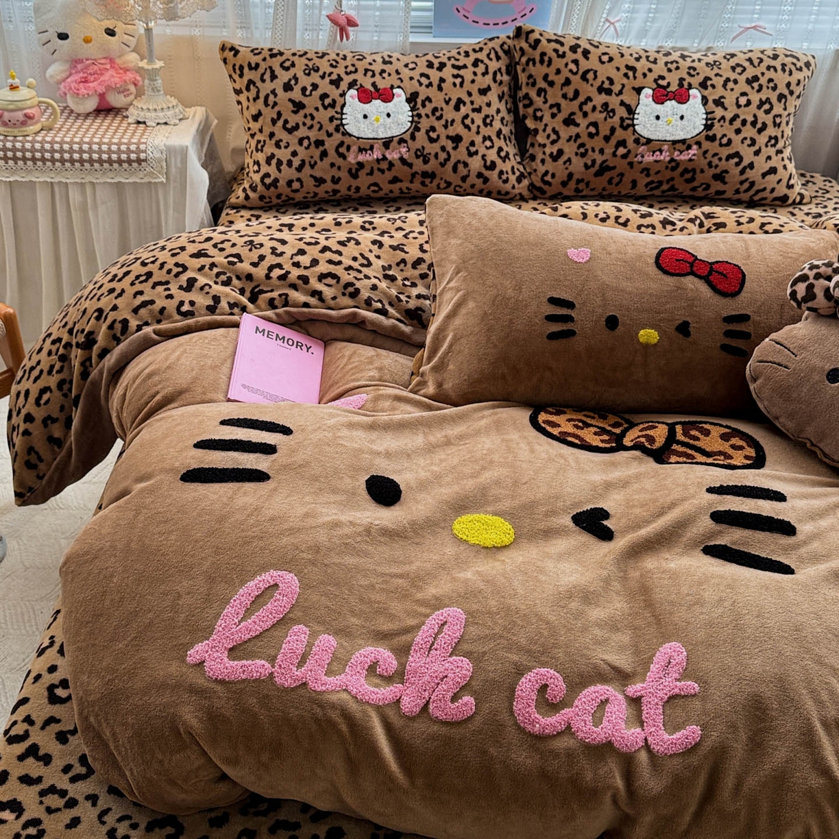 91家纺网 家纺一手货源 找家纺 （总）徕米家居 2025新款卡通毛巾绣绣花牛奶绒四件套-豹纹猫咪系列