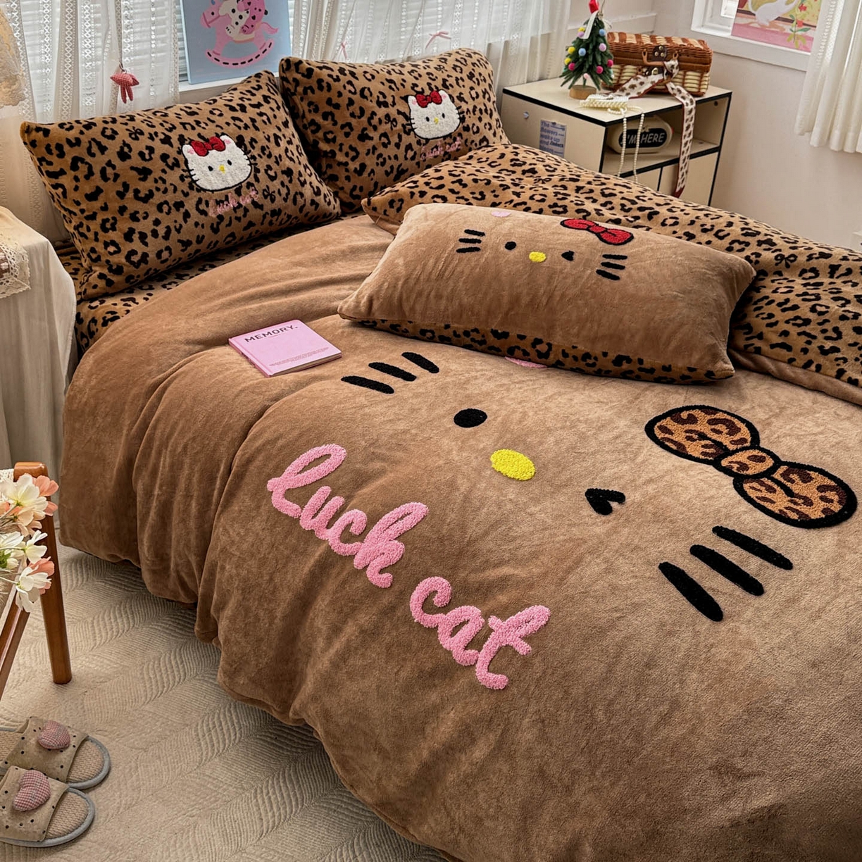 91家纺网 家纺一手货源 找家纺 （总）徕米家居 2025新款卡通毛巾绣绣花牛奶绒四件套-豹纹猫咪系列