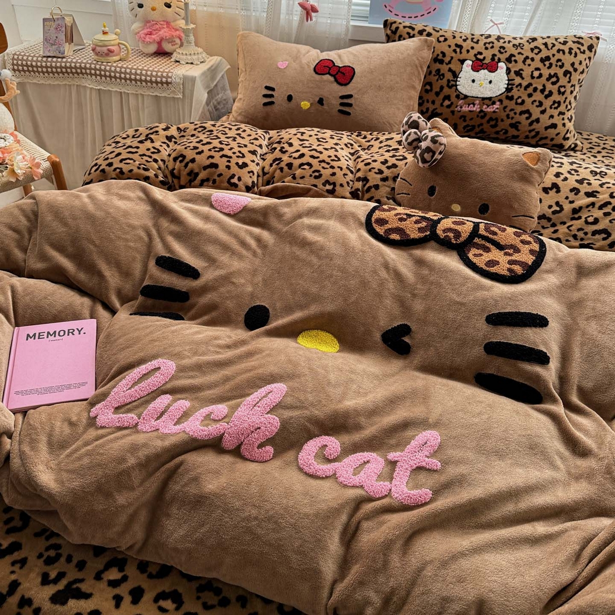 91家纺网 家纺一手货源 找家纺 （总）徕米家居 2025新款卡通毛巾绣绣花牛奶绒四件套-豹纹猫咪系列