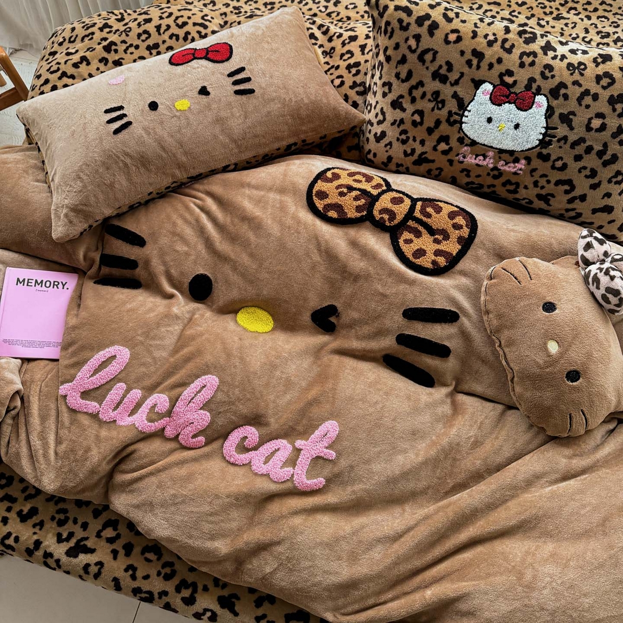 91家纺网 家纺一手货源 找家纺 （总）徕米家居 2025新款卡通毛巾绣绣花牛奶绒四件套-豹纹猫咪系列