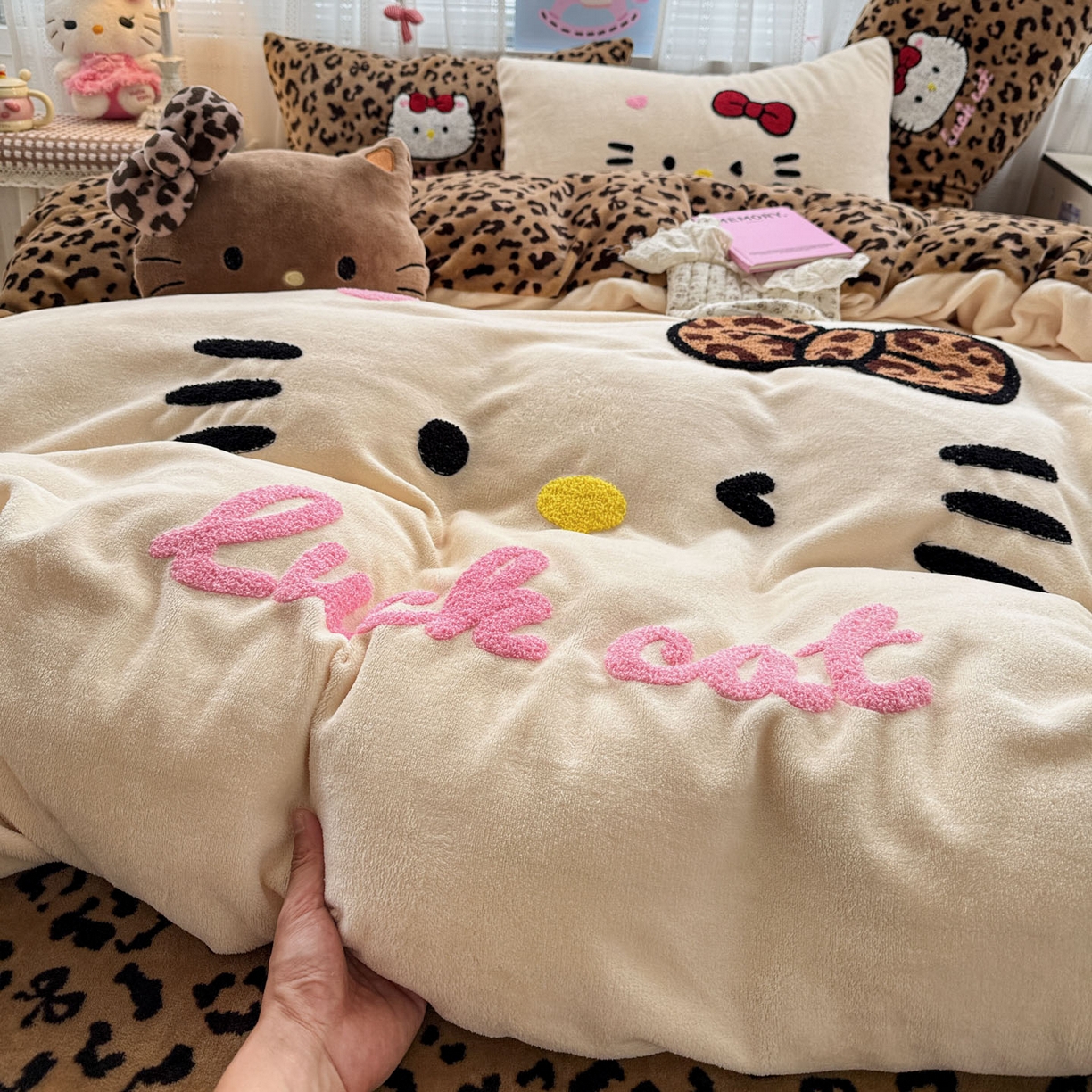 91家纺网 家纺一手货源 找家纺 徕米家居 2025新款卡通毛巾绣绣花牛奶绒四件套-豹纹猫咪系列 豹纹猫-奶白