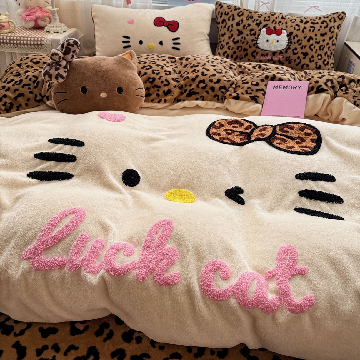 91家纺网 家纺一手货源 找家纺 徕米家居 2025新款卡通毛巾绣绣花牛奶绒四件套-豹纹猫咪系列 豹纹猫-奶白
