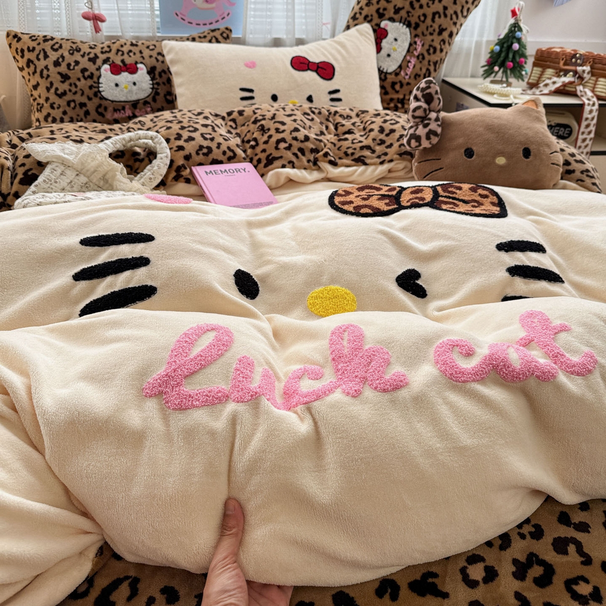 91家纺网 家纺一手货源 找家纺 徕米家居 2025新款卡通毛巾绣绣花牛奶绒四件套-豹纹猫咪系列 豹纹猫-奶白