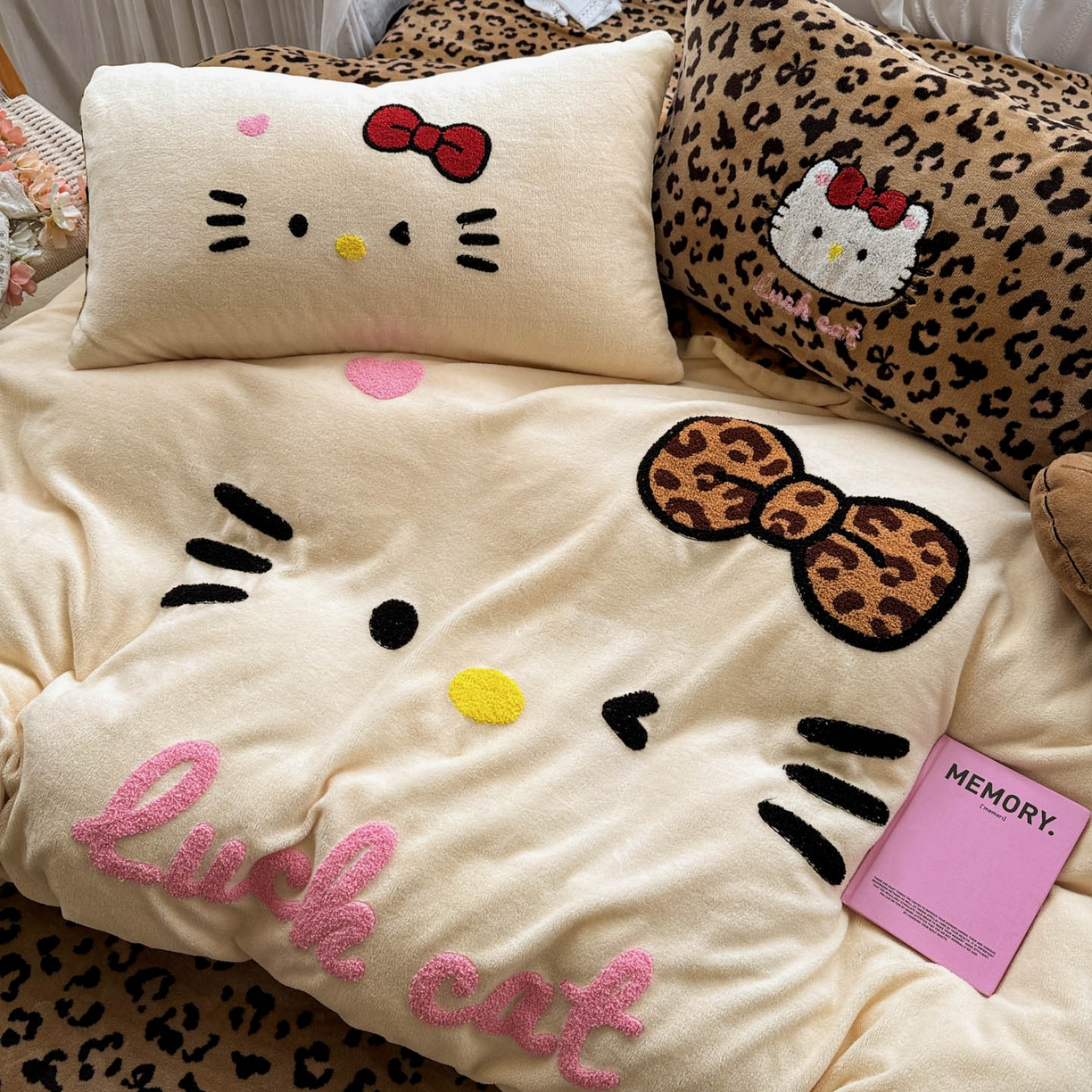 91家纺网 家纺一手货源 找家纺 徕米家居 2025新款卡通毛巾绣绣花牛奶绒四件套-豹纹猫咪系列 豹纹猫-奶白