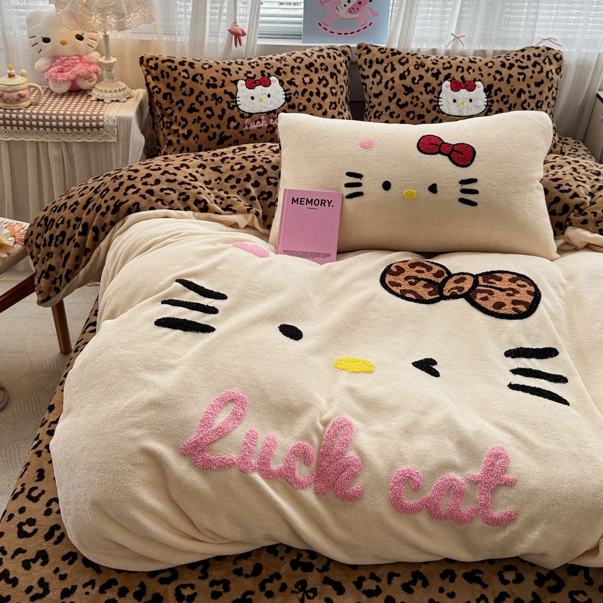 91家纺网 家纺一手货源 找家纺 徕米家居 2025新款卡通毛巾绣绣花牛奶绒四件套-豹纹猫咪系列 豹纹猫-奶白
