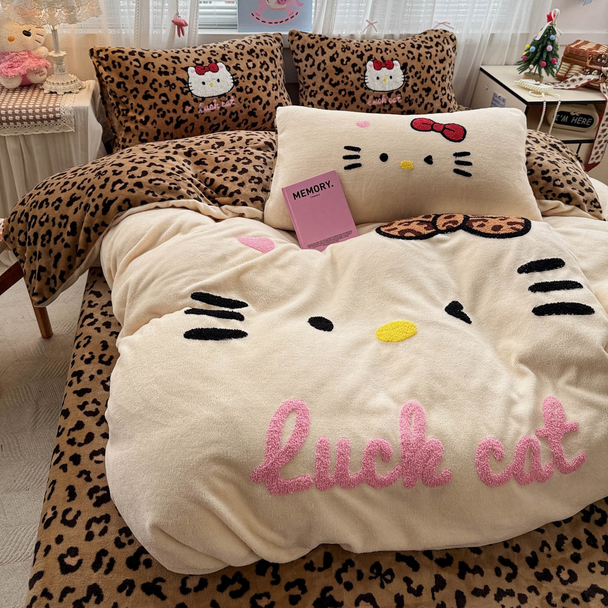 91家纺网 家纺一手货源 找家纺 徕米家居 2025新款卡通毛巾绣绣花牛奶绒四件套-豹纹猫咪系列 豹纹猫-奶白