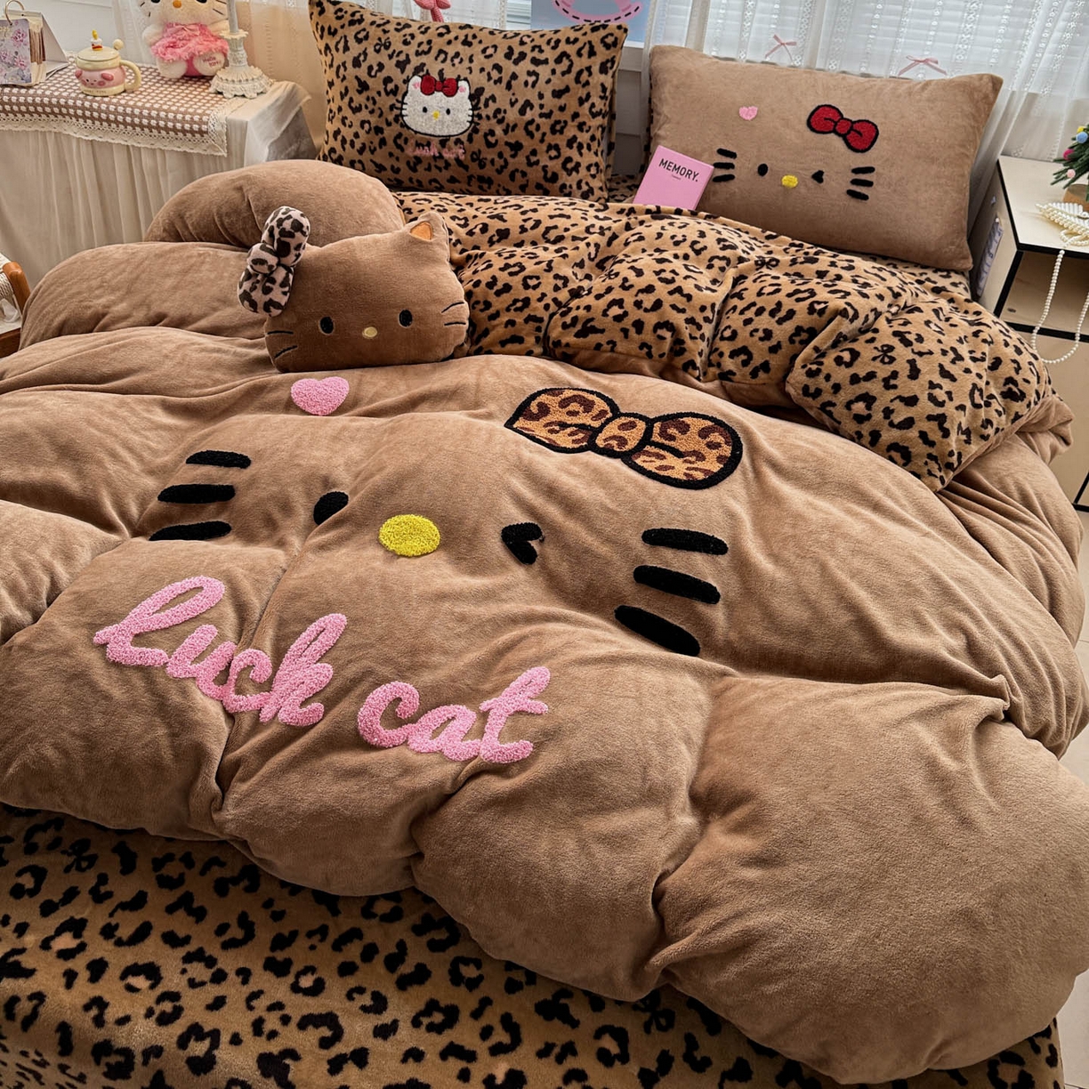 91家纺网 家纺一手货源 找家纺 徕米家居 2025新款卡通毛巾绣绣花牛奶绒四件套-豹纹猫咪系列 豹纹猫-咖 