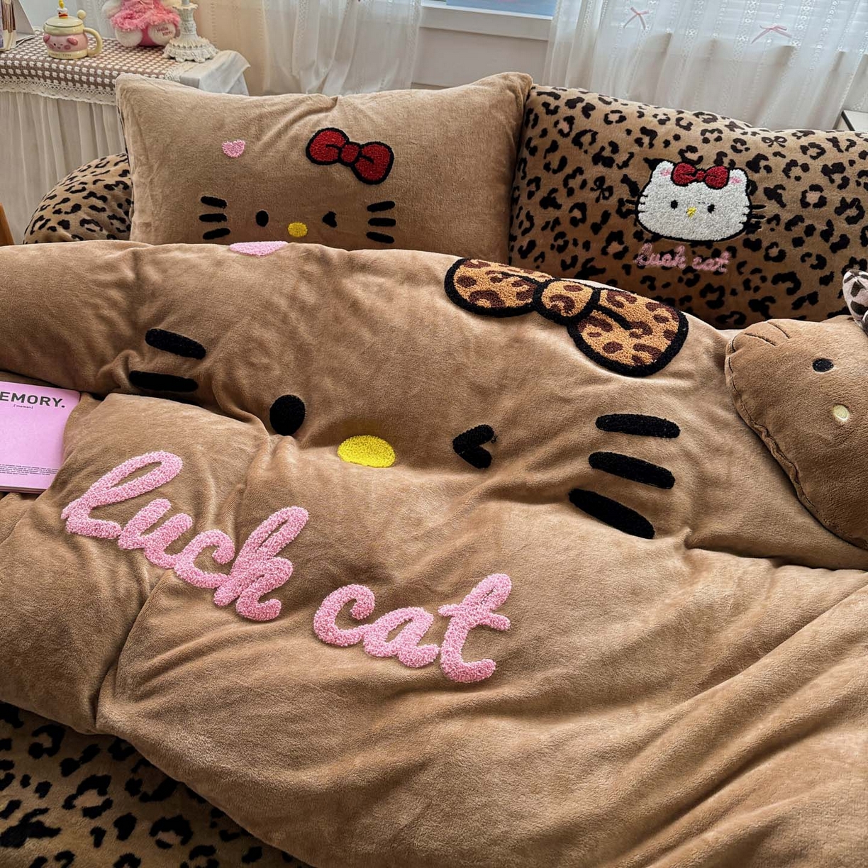 91家纺网 家纺一手货源 找家纺 徕米家居 2025新款卡通毛巾绣绣花牛奶绒四件套-豹纹猫咪系列 豹纹猫-咖 