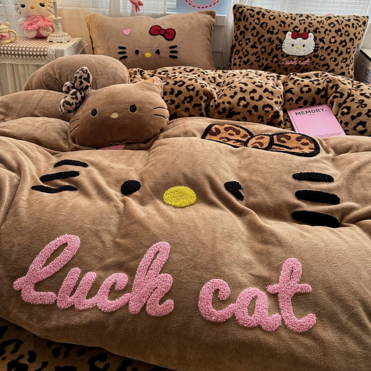 91家纺网 家纺一手货源 找家纺 徕米家居 2025新款卡通毛巾绣绣花牛奶绒四件套-豹纹猫咪系列 豹纹猫-咖 