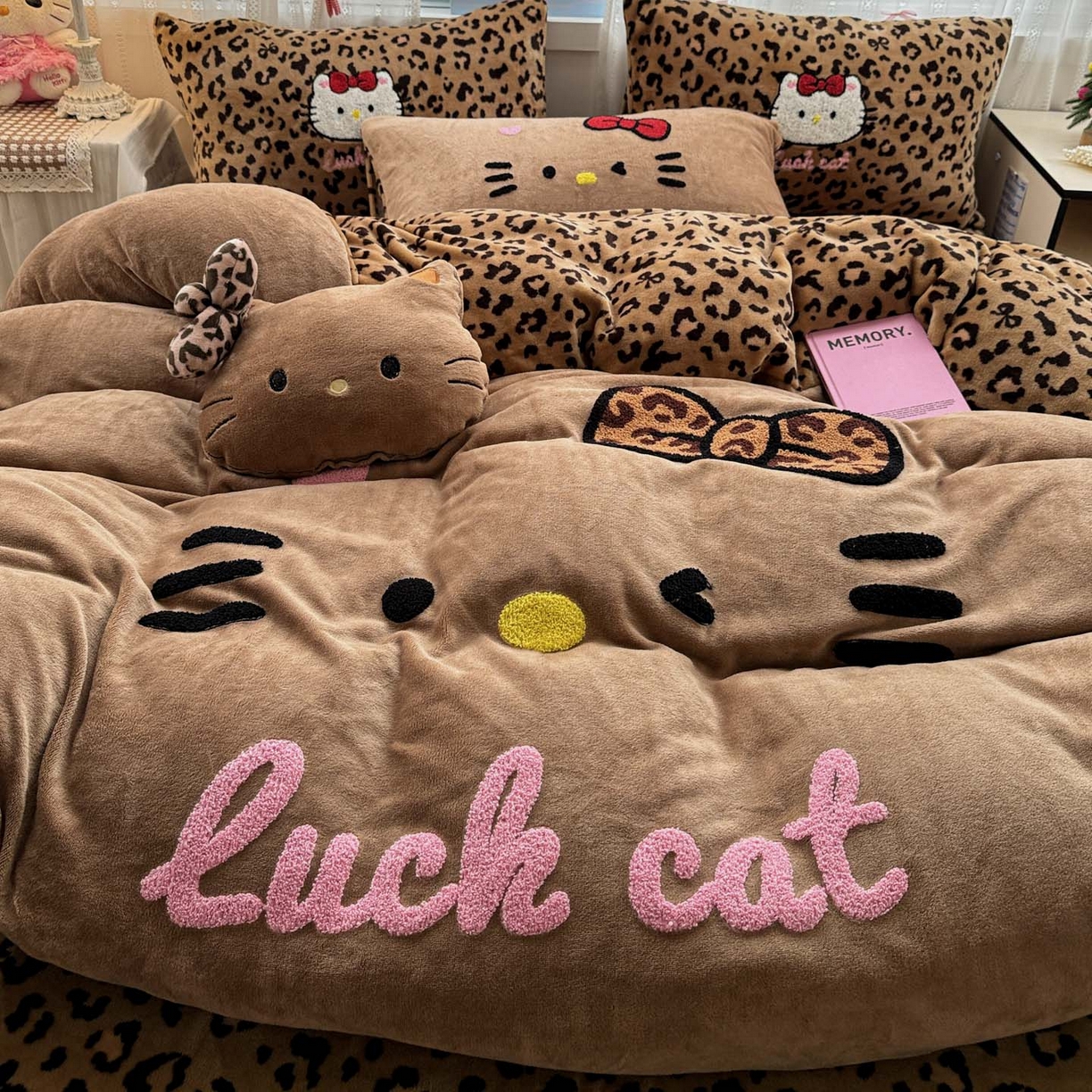 91家纺网 家纺一手货源 找家纺 徕米家居 2025新款卡通毛巾绣绣花牛奶绒四件套-豹纹猫咪系列 豹纹猫-咖 