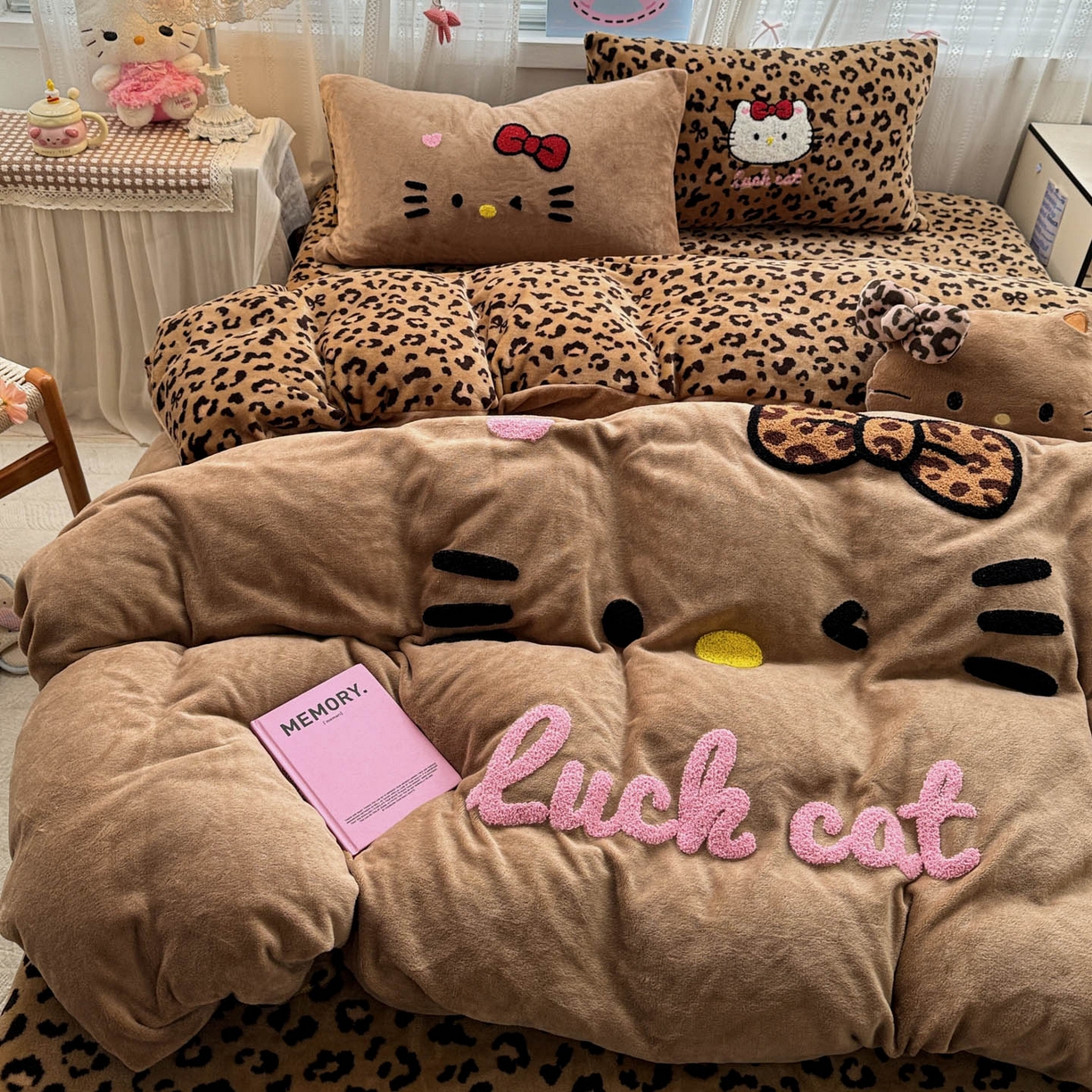 91家纺网 家纺一手货源 找家纺 徕米家居 2025新款卡通毛巾绣绣花牛奶绒四件套-豹纹猫咪系列 豹纹猫-咖 