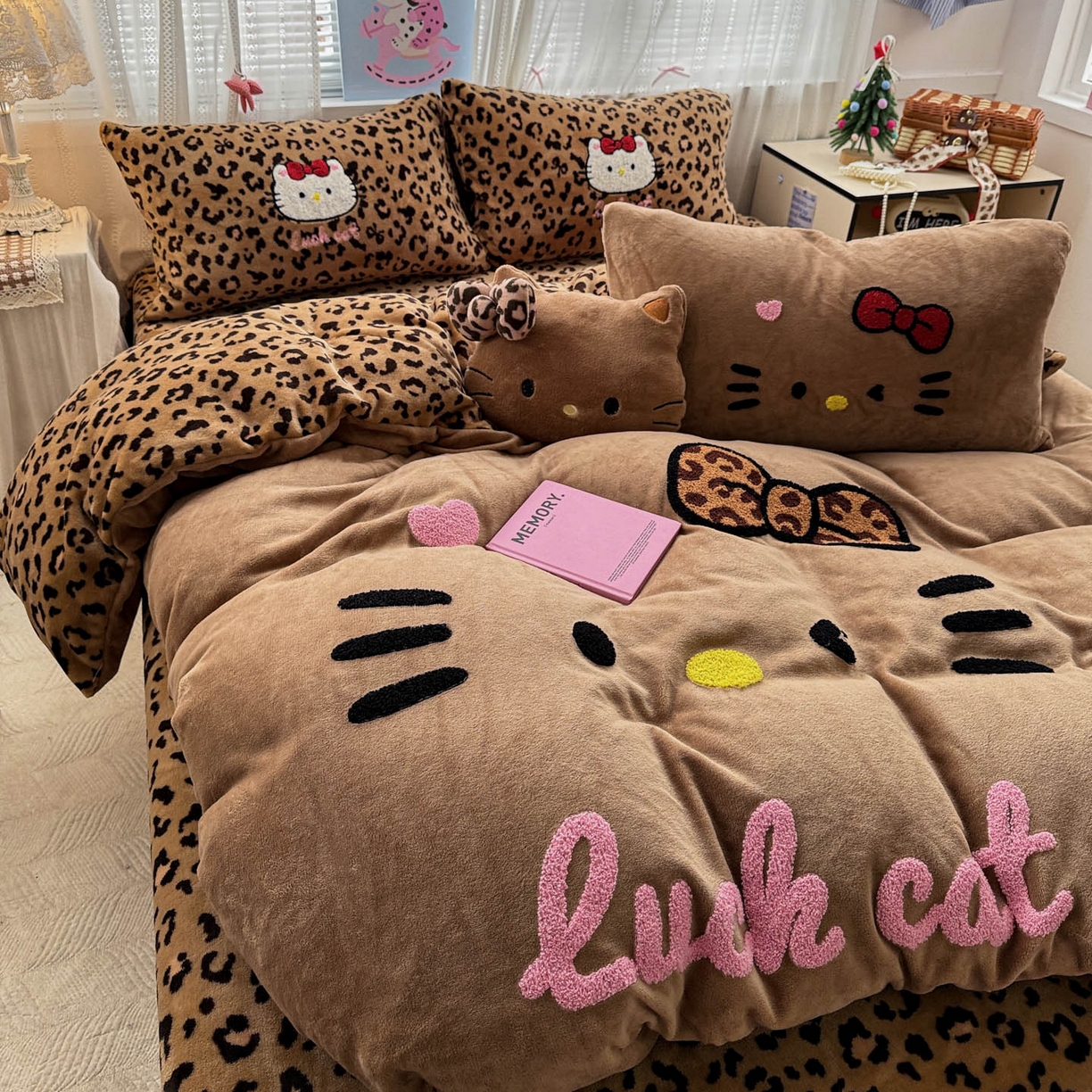 91家纺网 家纺一手货源 找家纺 徕米家居 2025新款卡通毛巾绣绣花牛奶绒四件套-豹纹猫咪系列 豹纹猫-咖 
