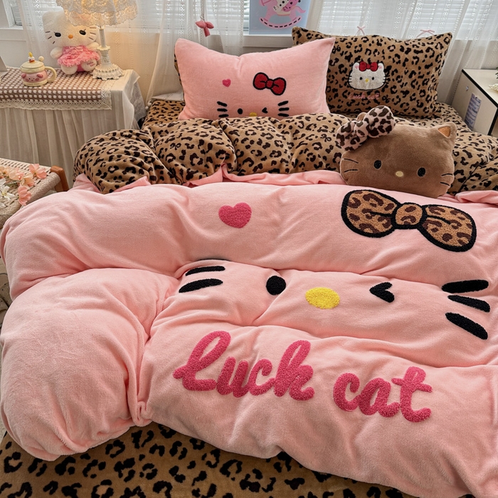 91家纺网 家纺一手货源 找家纺 徕米家居 2025新款卡通毛巾绣绣花牛奶绒四件套-豹纹猫咪系列 豹纹猫-粉