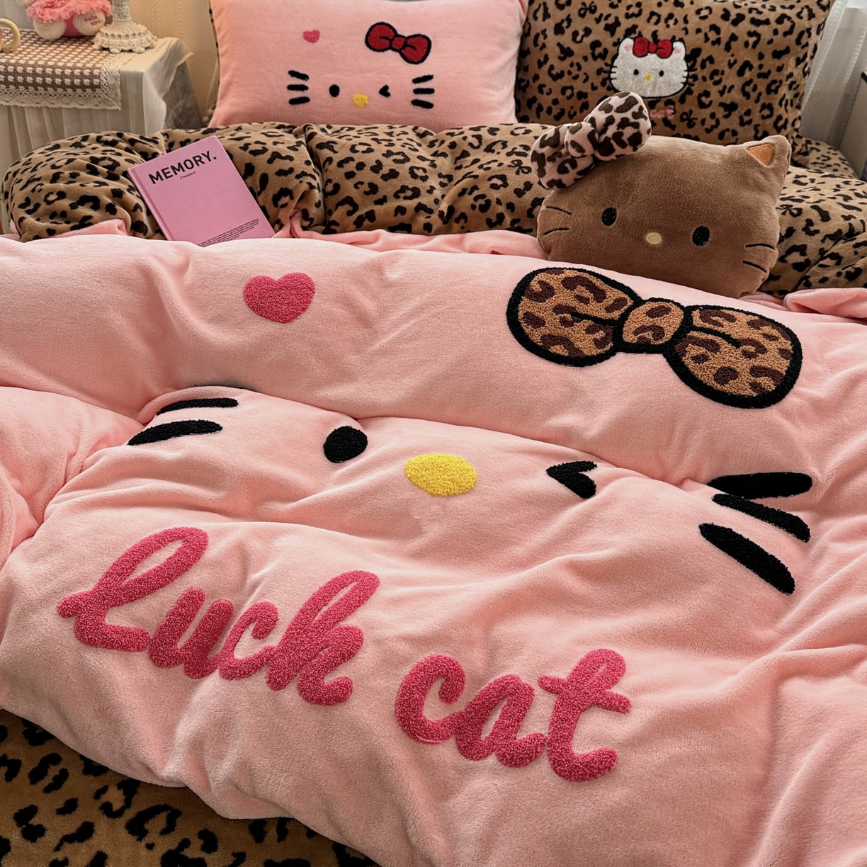 91家纺网 家纺一手货源 找家纺 徕米家居 2025新款卡通毛巾绣绣花牛奶绒四件套-豹纹猫咪系列 豹纹猫-粉