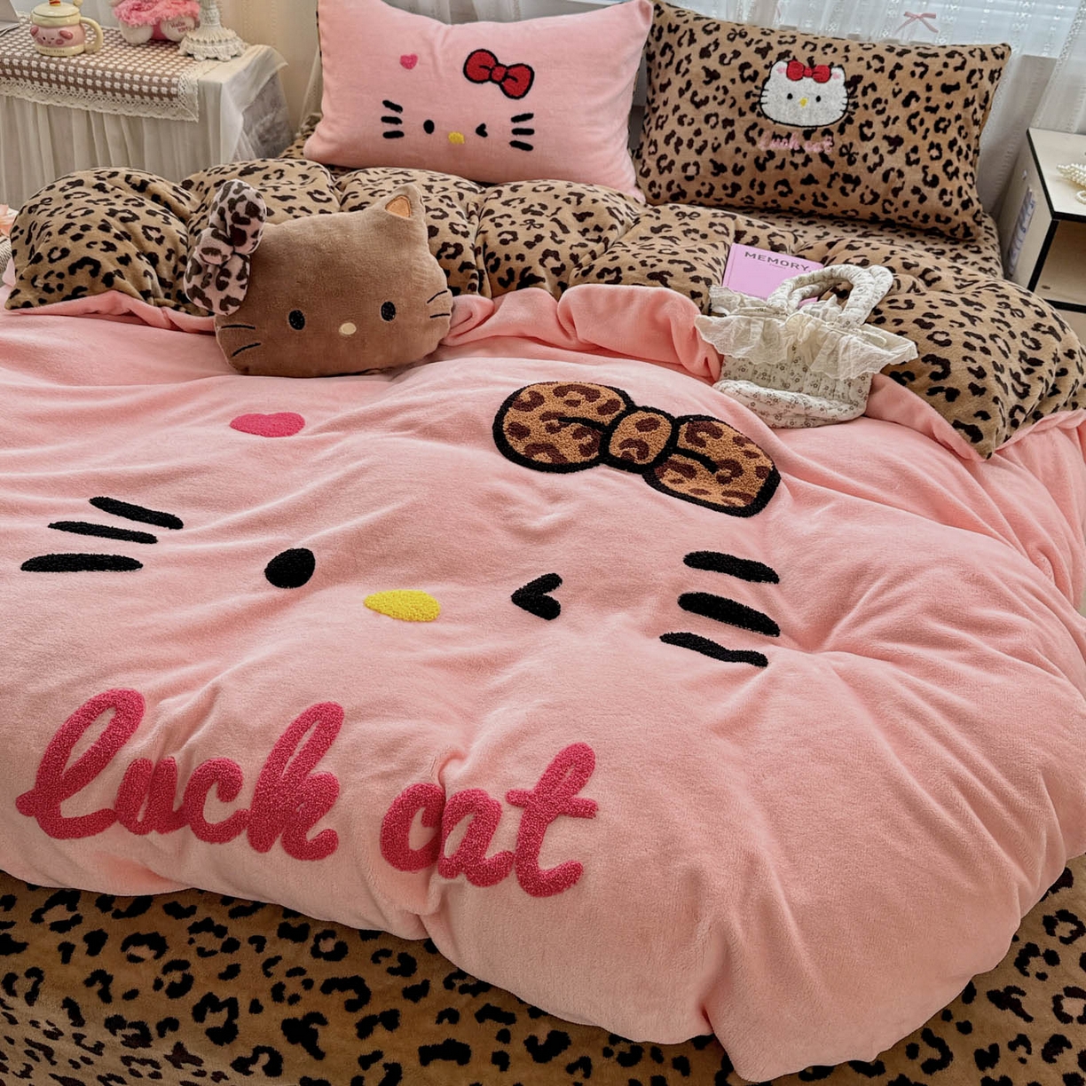 91家纺网 家纺一手货源 找家纺 徕米家居 2025新款卡通毛巾绣绣花牛奶绒四件套-豹纹猫咪系列 豹纹猫-粉