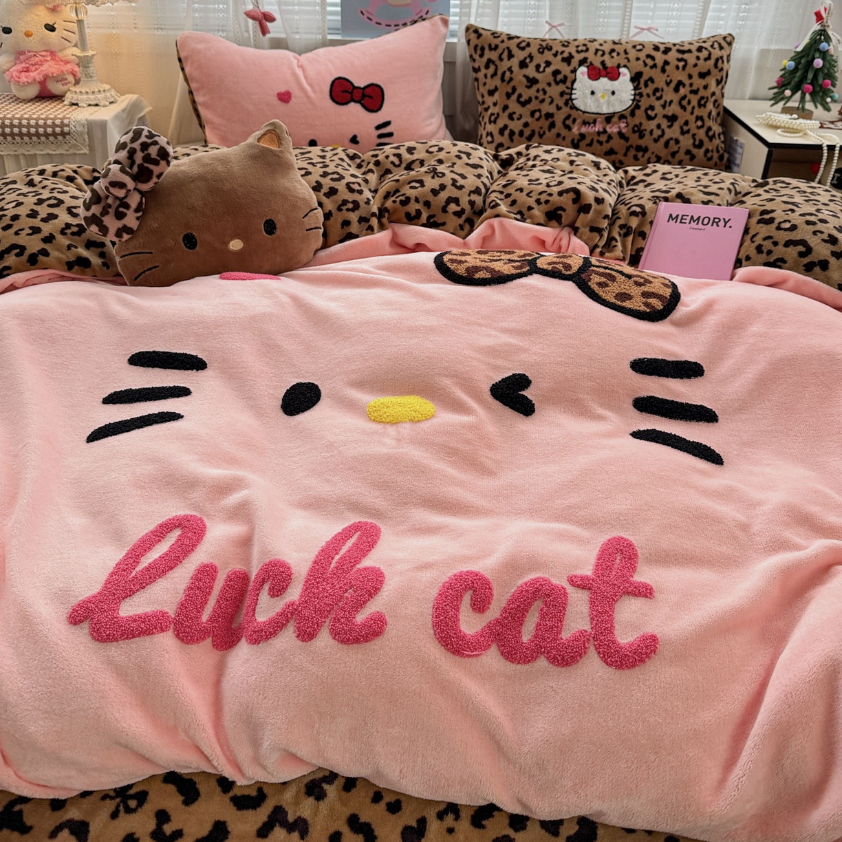 91家纺网 家纺一手货源 找家纺 徕米家居 2025新款卡通毛巾绣绣花牛奶绒四件套-豹纹猫咪系列 豹纹猫-粉