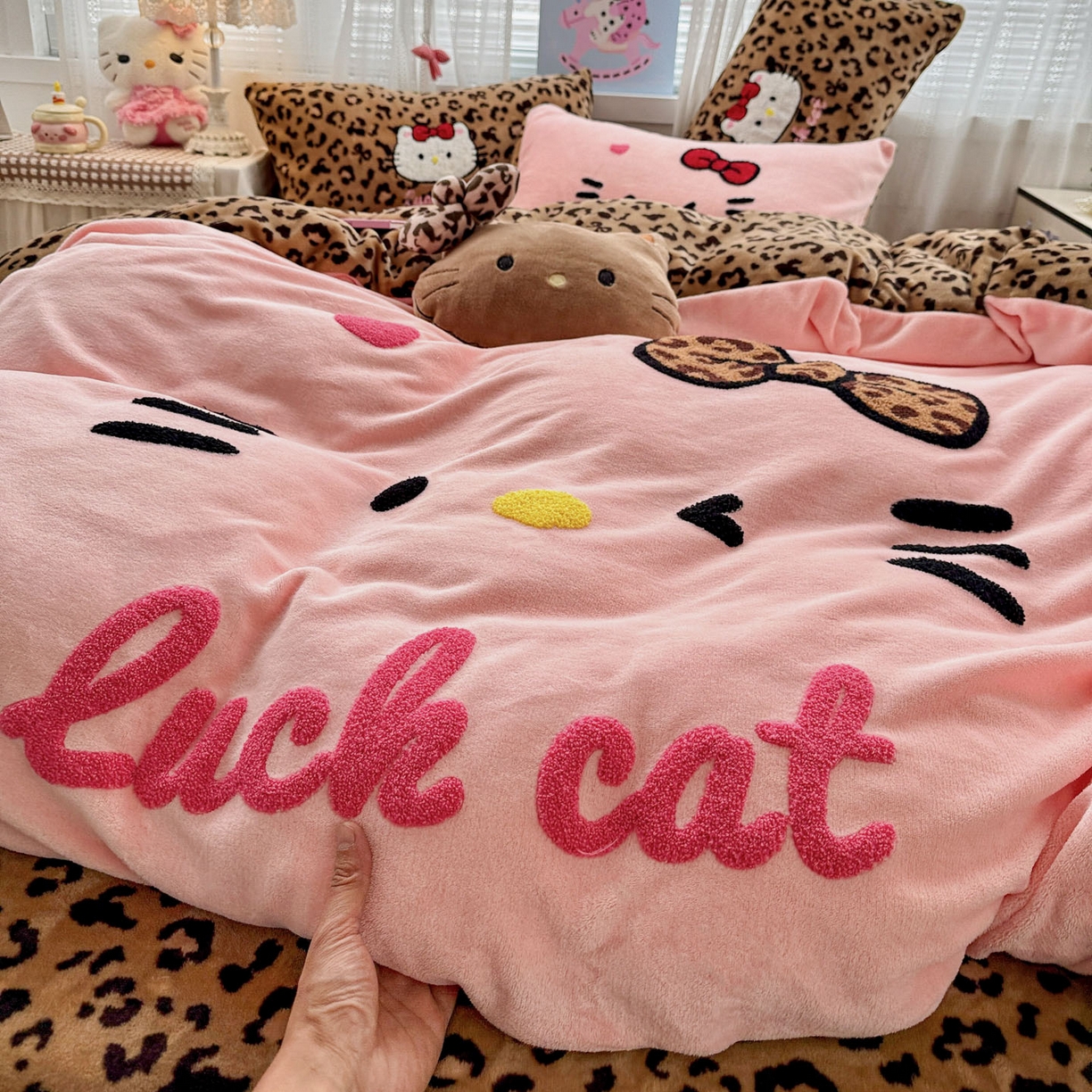 91家纺网 家纺一手货源 找家纺 徕米家居 2025新款卡通毛巾绣绣花牛奶绒四件套-豹纹猫咪系列 豹纹猫-粉