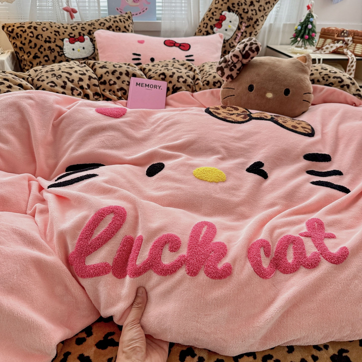 91家纺网 家纺一手货源 找家纺 徕米家居 2025新款卡通毛巾绣绣花牛奶绒四件套-豹纹猫咪系列 豹纹猫-粉