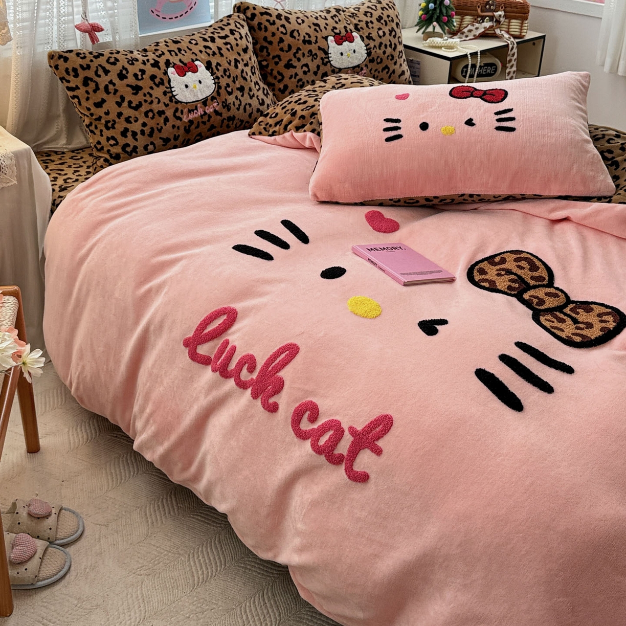 91家纺网 家纺一手货源 找家纺 徕米家居 2025新款卡通毛巾绣绣花牛奶绒四件套-豹纹猫咪系列 豹纹猫-粉