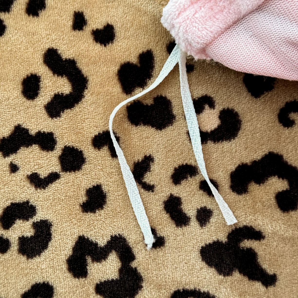 91家纺网 家纺一手货源 找家纺 徕米家居 2025新款卡通毛巾绣绣花牛奶绒四件套-豹纹猫咪系列 豹纹猫-粉