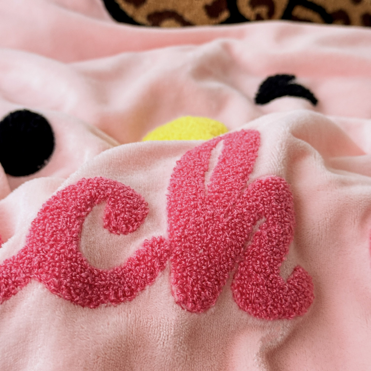 91家纺网 家纺一手货源 找家纺 徕米家居 2025新款卡通毛巾绣绣花牛奶绒四件套-豹纹猫咪系列 豹纹猫-粉