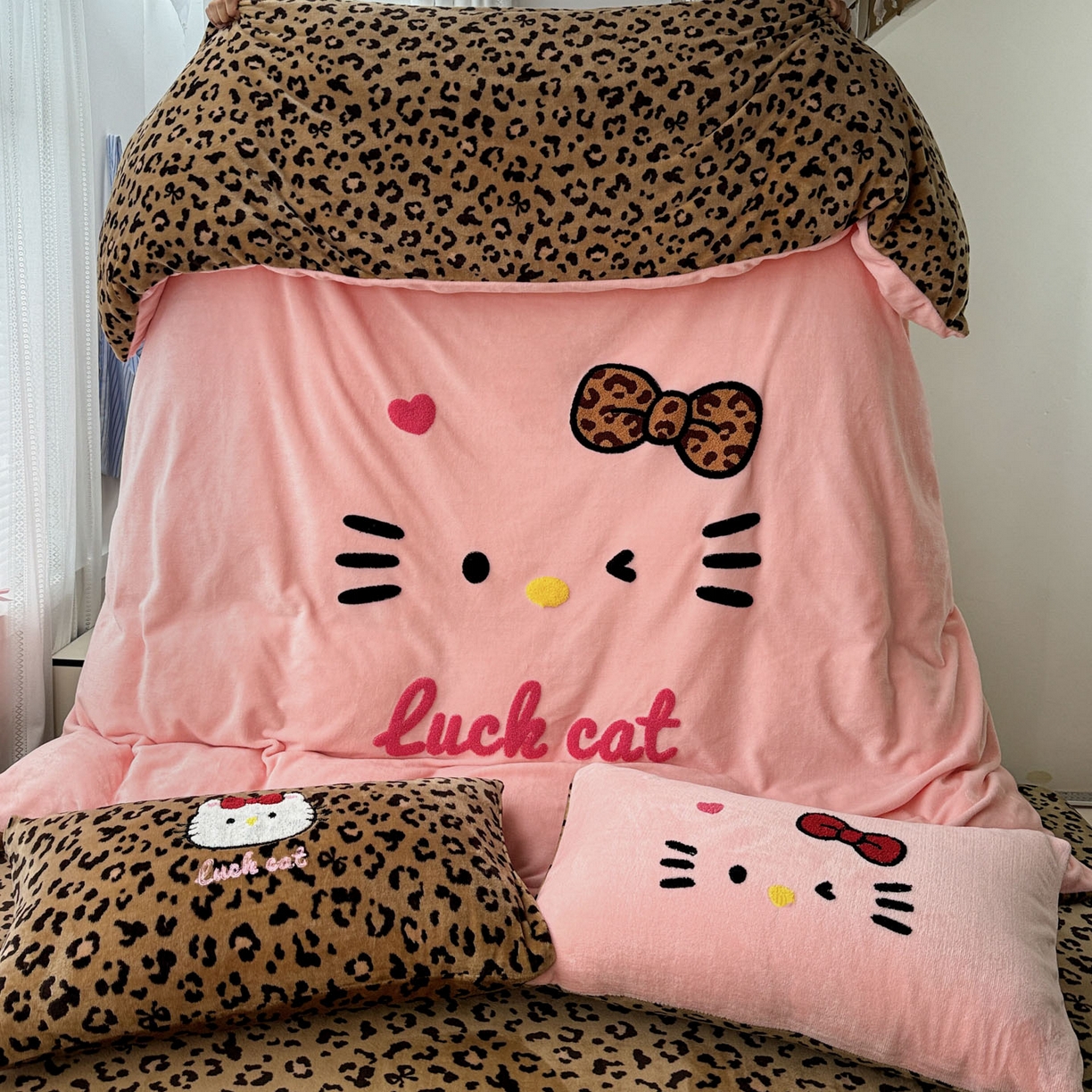 91家纺网 家纺一手货源 找家纺 徕米家居 2025新款卡通毛巾绣绣花牛奶绒四件套-豹纹猫咪系列 豹纹猫-粉
