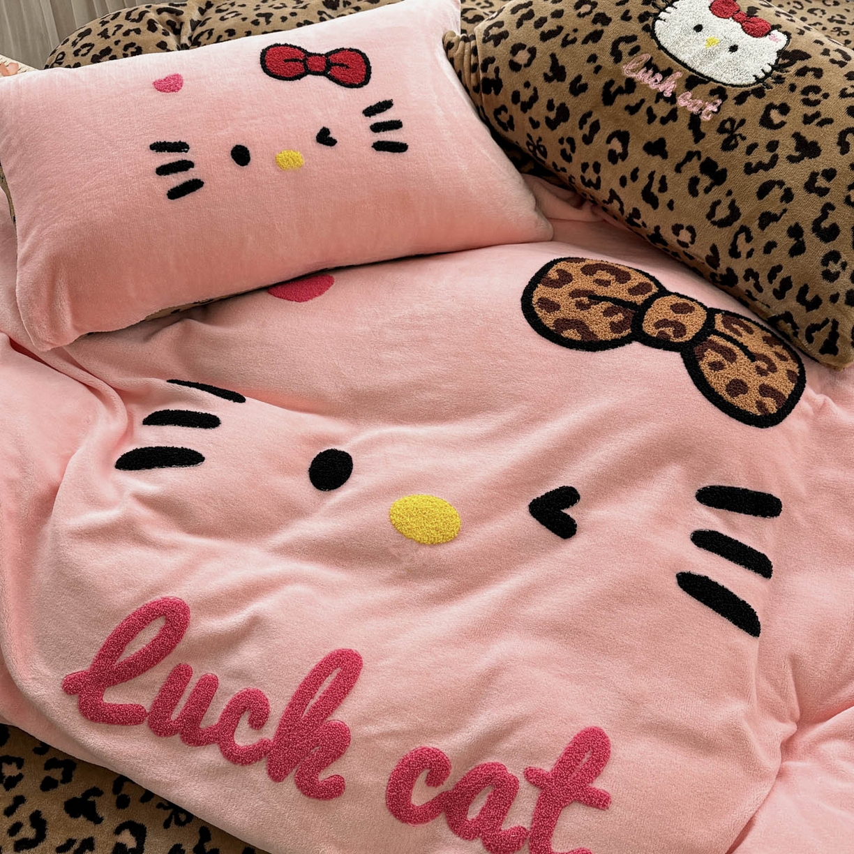 91家纺网 家纺一手货源 找家纺 徕米家居 2025新款卡通毛巾绣绣花牛奶绒四件套-豹纹猫咪系列 豹纹猫-粉