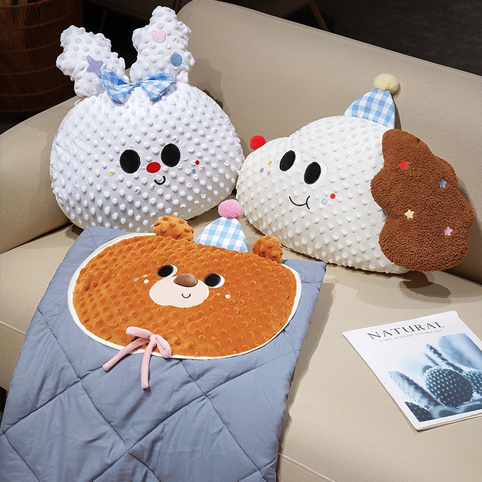 91家纺网 家纺一手货源 找家纺 仟亿莱 2025新款泡泡绒大头系列抱枕被 大头巧克力熊