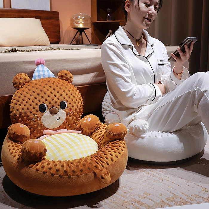 91家纺网 家纺一手货源 找家纺 仟亿莱 2025新款泡泡绒治愈系翻肚蒲团坐垫 翻肚巧克力熊