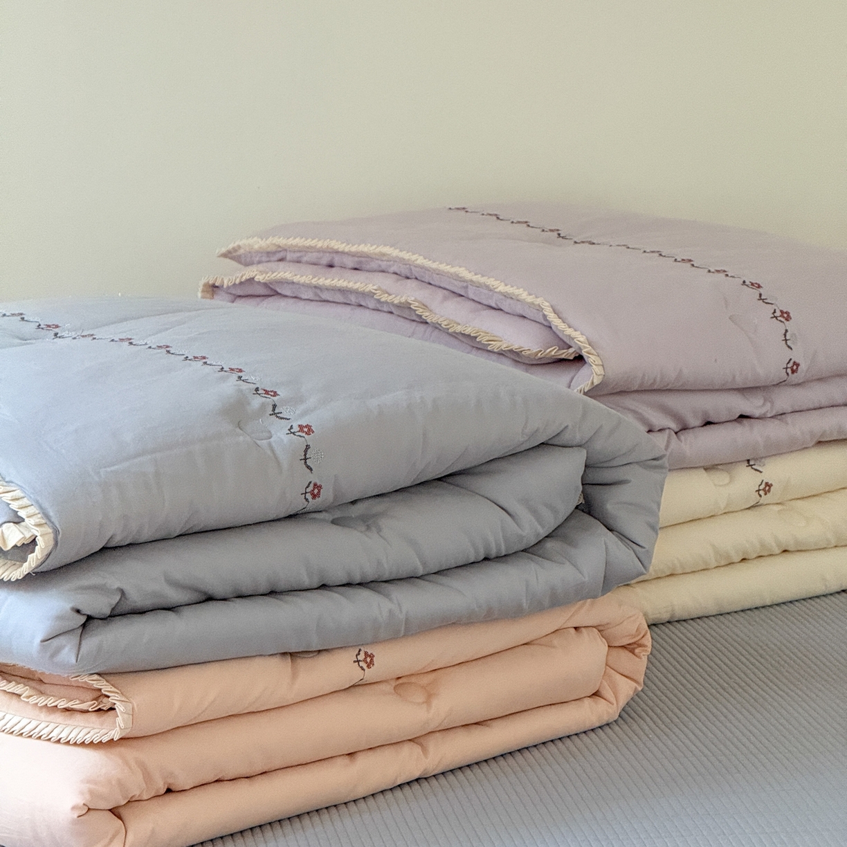 91家纺网 家纺一手货源 找家纺 （总）汇庭 2025秋冬新款花田小趣床盖三件套+花研春秋被