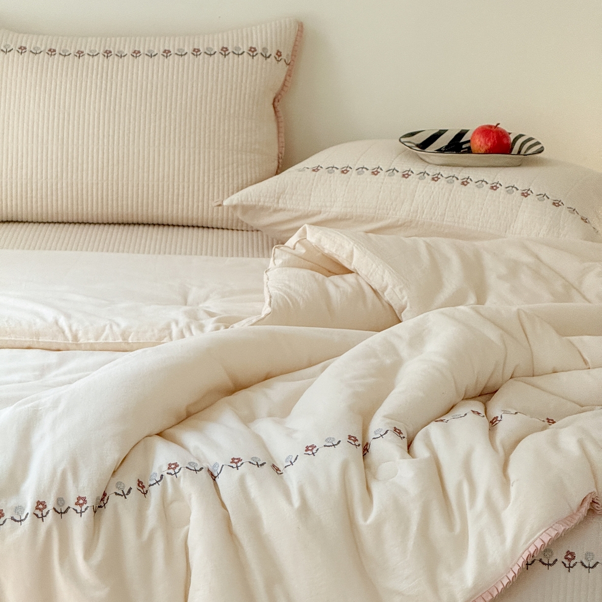 91家纺网 家纺一手货源 找家纺 （总）汇庭 2025秋冬新款花田小趣床盖三件套+花研春秋被