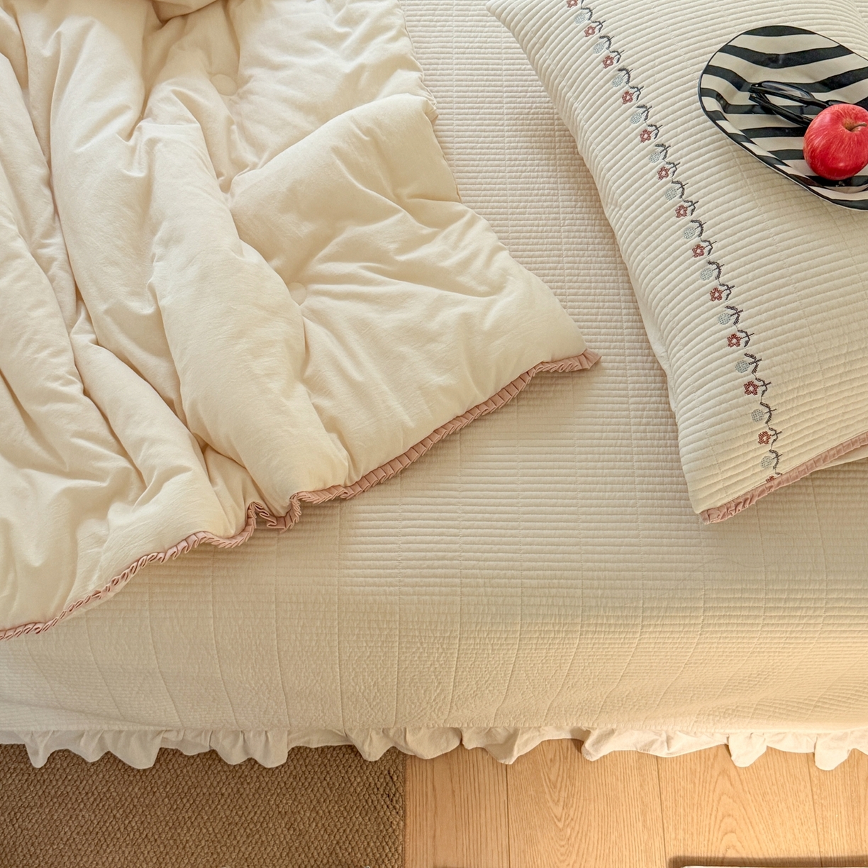 91家纺网 家纺一手货源 找家纺 （总）汇庭 2025秋冬新款花田小趣床盖三件套+花研春秋被