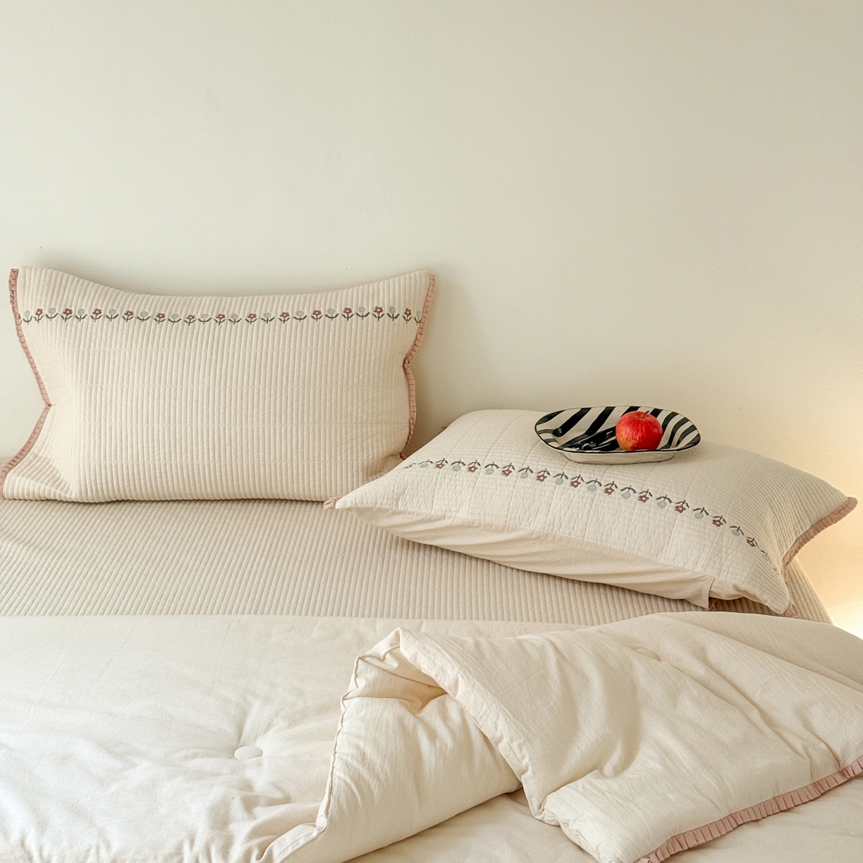 91家纺网 家纺一手货源 找家纺 汇庭 2025秋冬新款花田小趣床盖三件套+花研春秋被 春秋-花研白