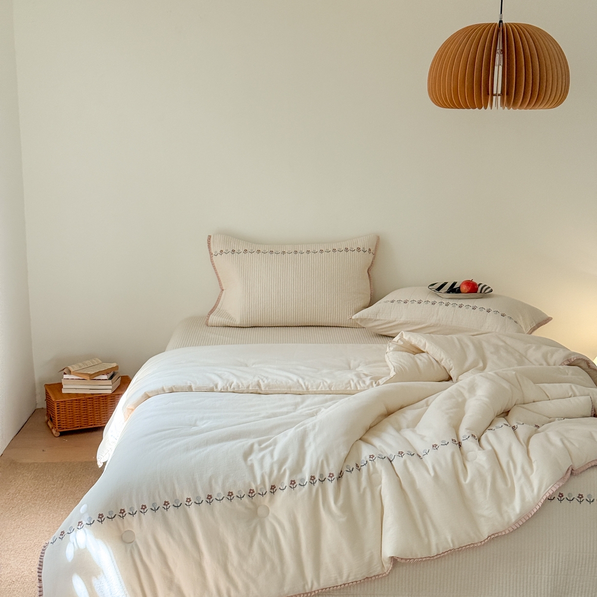 91家纺网 家纺一手货源 找家纺 汇庭 2025秋冬新款花田小趣床盖三件套+花研春秋被 春秋-花研白