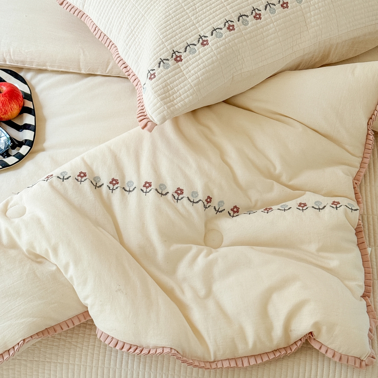 91家纺网 家纺一手货源 找家纺 汇庭 2025秋冬新款花田小趣床盖三件套+花研春秋被 春秋-花研白