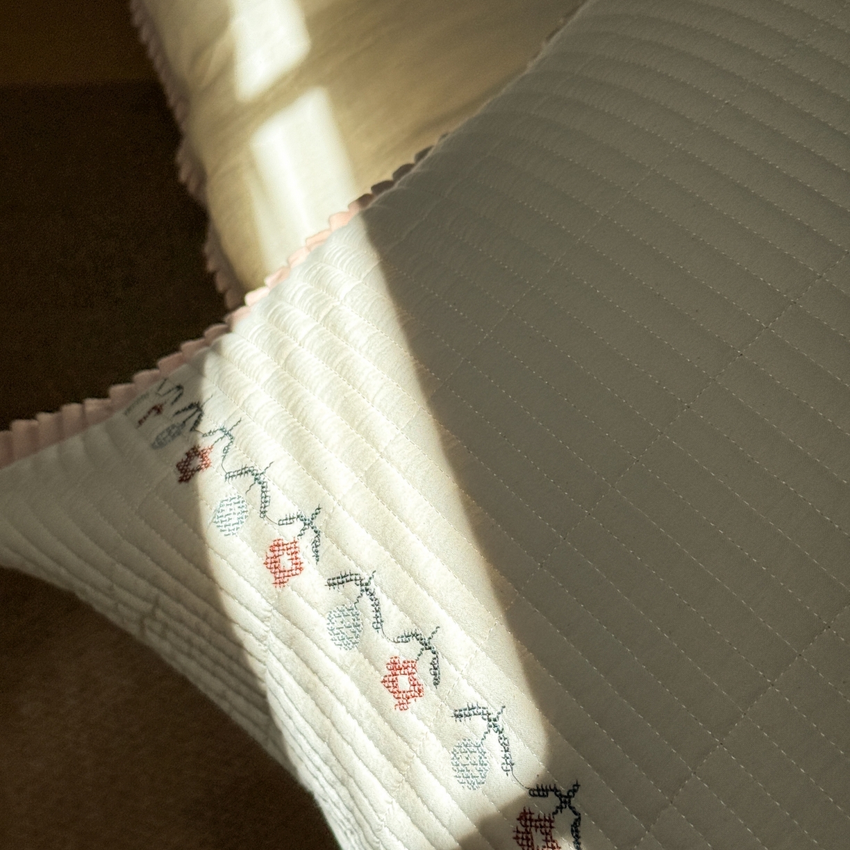 91家纺网 家纺一手货源 找家纺 汇庭 2025秋冬新款花田小趣床盖三件套+花研春秋被 春秋-花研白