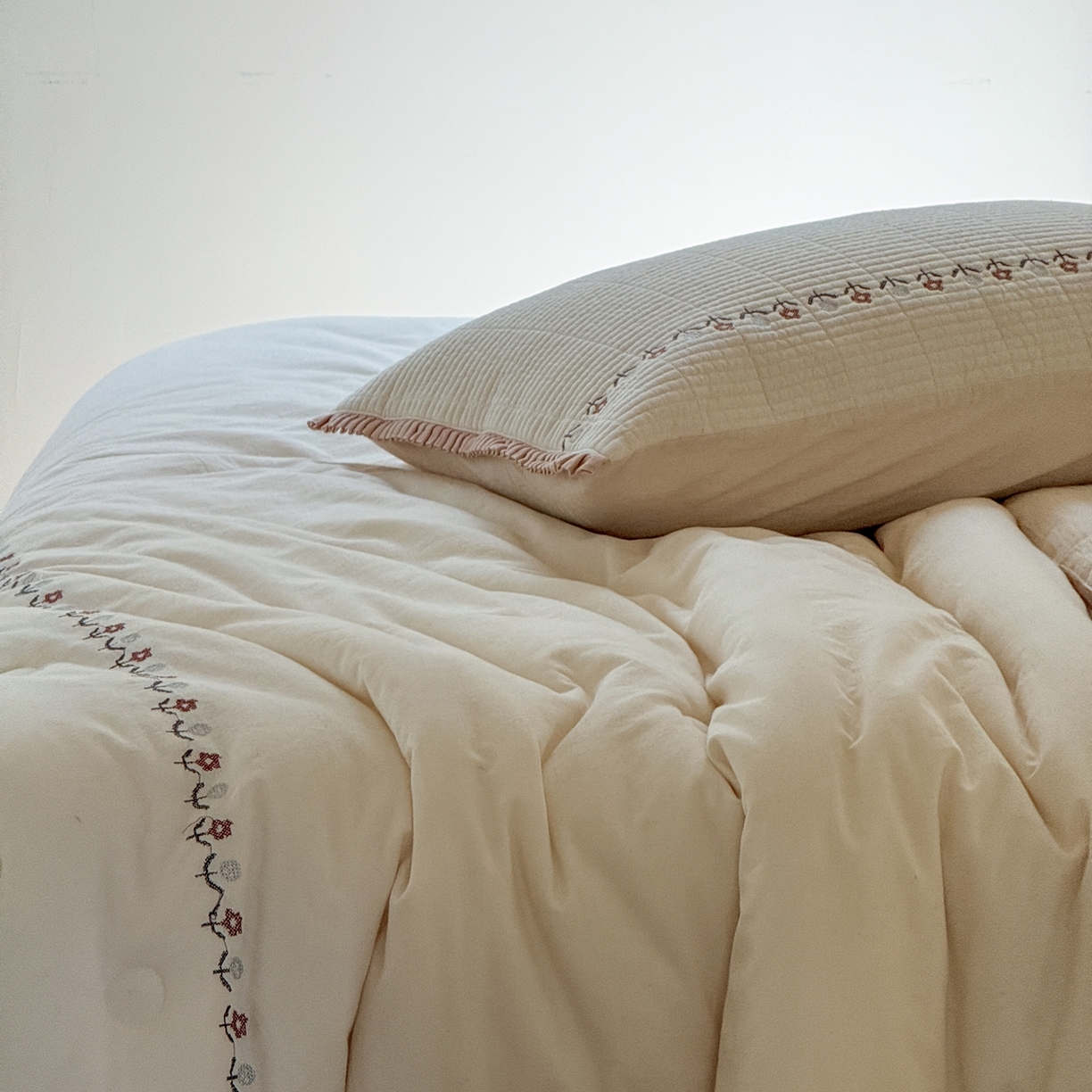 91家纺网 家纺一手货源 找家纺 汇庭 2025秋冬新款花田小趣床盖三件套+花研春秋被 春秋-花研白