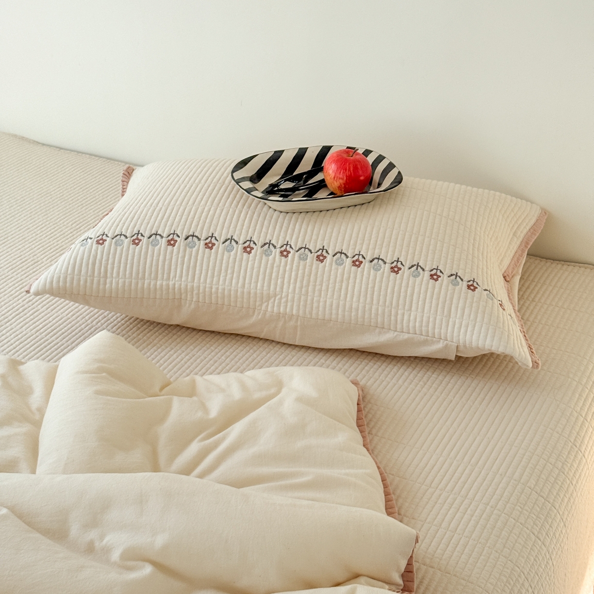 91家纺网 家纺一手货源 找家纺 汇庭 2025秋冬新款花田小趣床盖三件套+花研春秋被 春秋-花研白